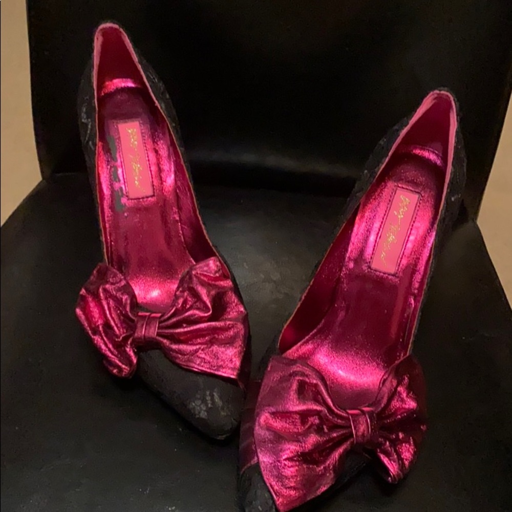 Betsy Johnson Fushia Bow and Lace Fabric pumps
